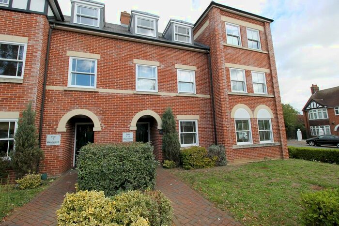 2 Bedroom Flat To Rent In Inglis Road, Lexden, Colchester, Essex CO3