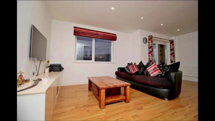 2 Bedroom Flat To Rent In Convent Way, Southall, UB2