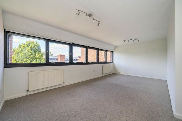 2 Bedroom Flat To Rent In Britten Close, London, NW11