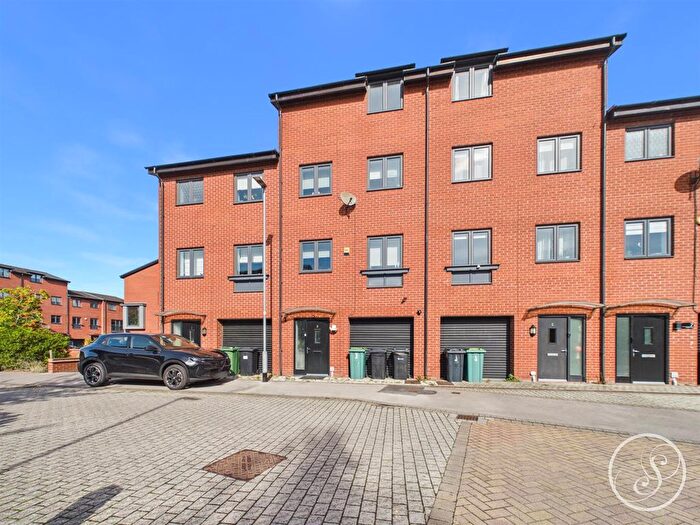 4 Bedroom Town House For Sale In Cable Place, Leeds, LS10
