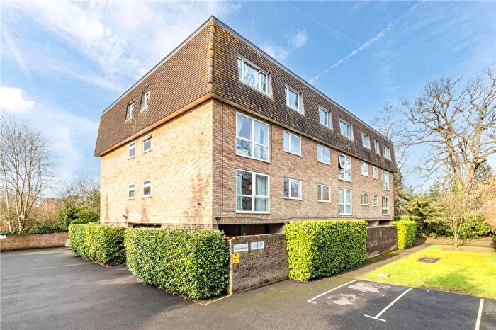 2 Bedroom Apartment For Sale In Fairlawns, Addlestone Park, Addlestone, Surrey, KT15