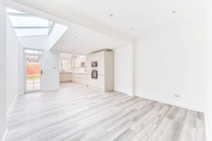 3 Bedroom Flat To Rent In Livingstone Road, Thornton Heath, CR7