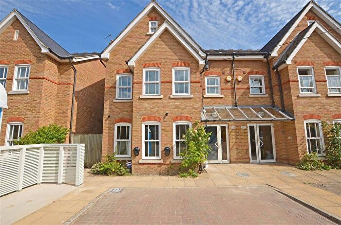 2 Bedroom Flat To Rent In Claremont Road, Teddington, TW11