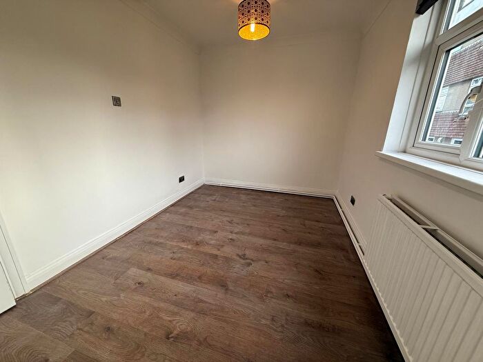1 Bedroom Flat To Rent In Sparrows Herne, Bushey, Hertfordshire, WD23