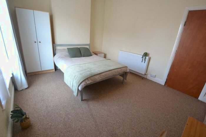 4 Bedroom Semi-Detached House To Rent In West Avenue, West Bridgford, NG2