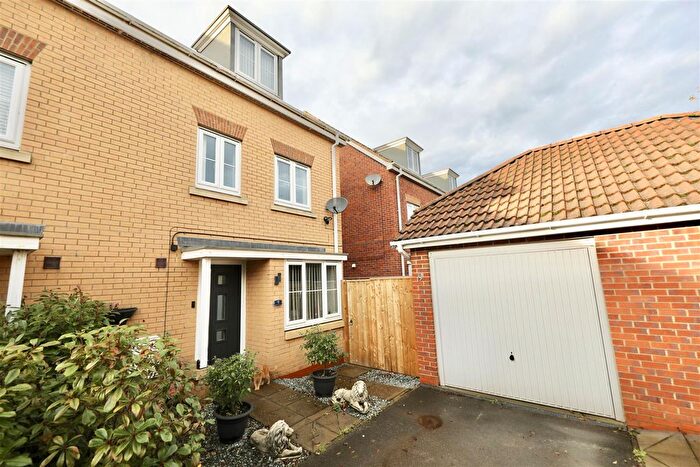 4 Bedroom Semi-Detached House For Sale In Parkland Crescent, Kingswood, Hull, HU7