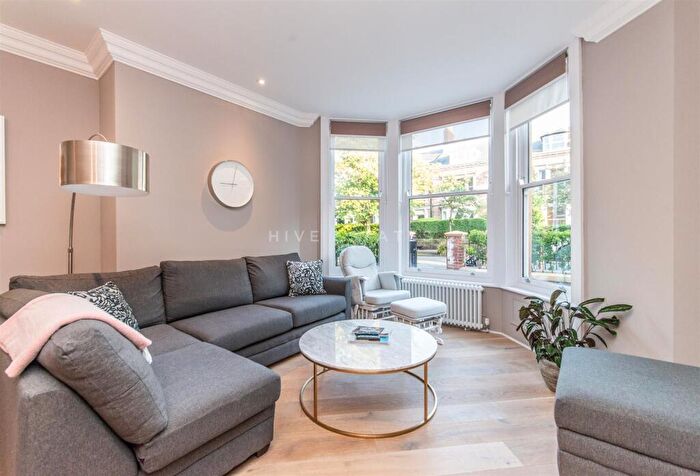 2 Bedroom Apartment To Rent In West Avenue, Gosforth, Newcastle Upon Tyne, NE3