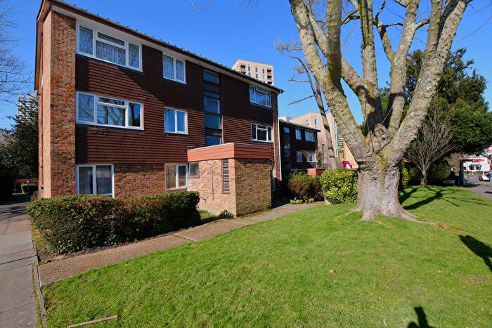 2 Bedroom Flat To Rent In Park Hill Road, East Croydon, Surrey, CR0