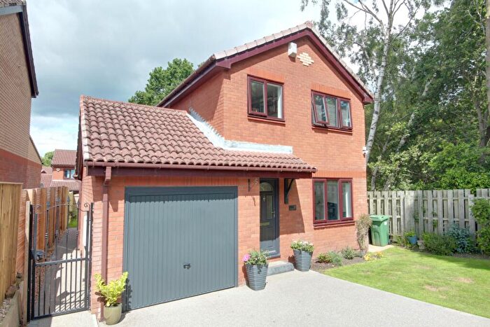 3 Bedroom Detached House For Sale In Woodside Park Avenue, Horsforth, Leeds, LS18