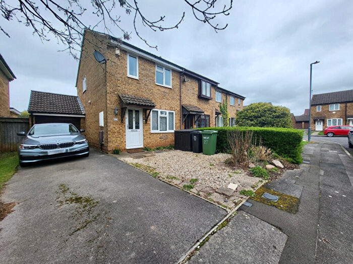 3 Bedroom Semi-Detached House To Rent In Stirling Close, Yate, Bristol, BS37