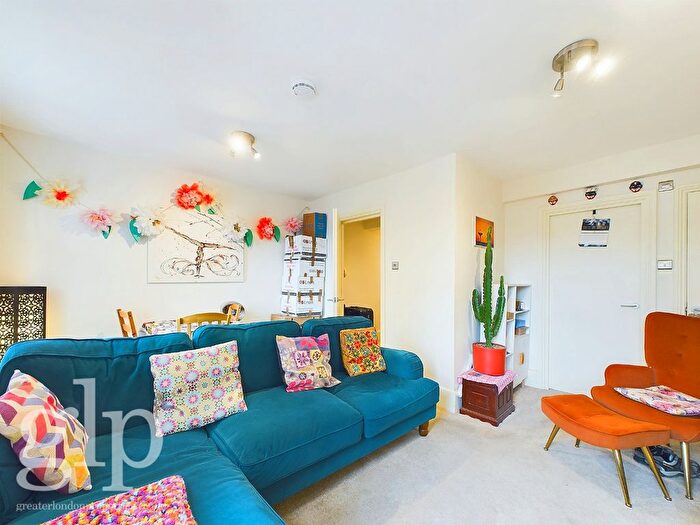 2 Bedroom Flat To Rent In Silk Mews, Kennington Road, SE11