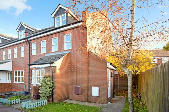 2 Bedroom Maisonette To Rent In Catchacre, Dunstable, Bedfordshire, LU6