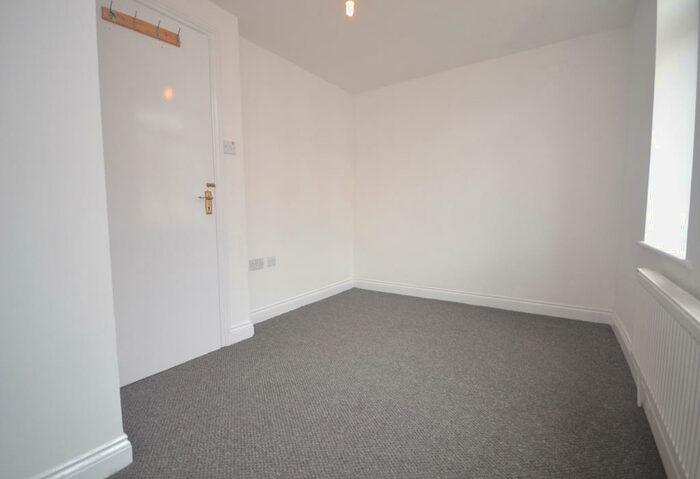 2 Bedroom End Of Terrace House To Rent In Liverpool Road, Reading, Berkshire, RG1