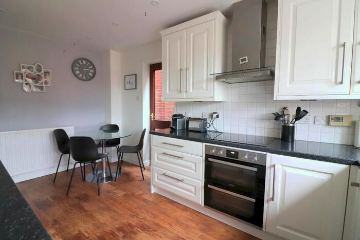 4 Bedroom Detached House For Sale In Launton Close, Luton, Bedfordshire, LU3