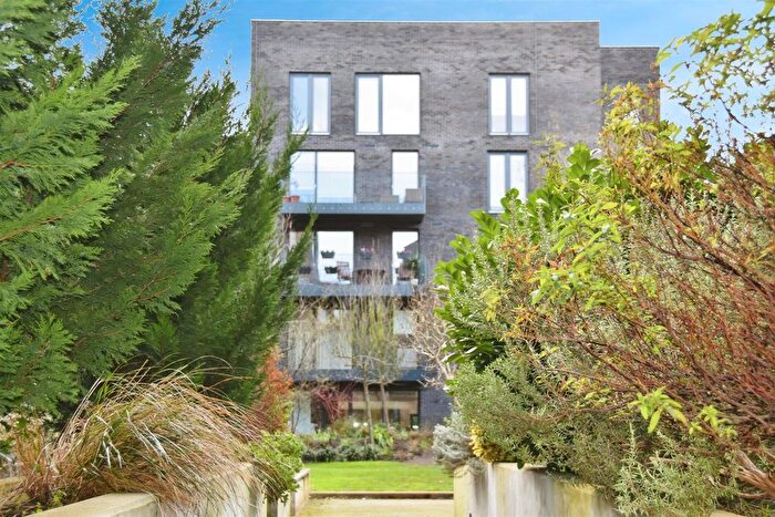 2 Bedroom Flat For Sale In Commerce Road, Brentford, TW8