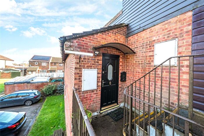 2 Bedroom Apartment For Sale In Spoondell, Dunstable, Bedfordshire, LU6