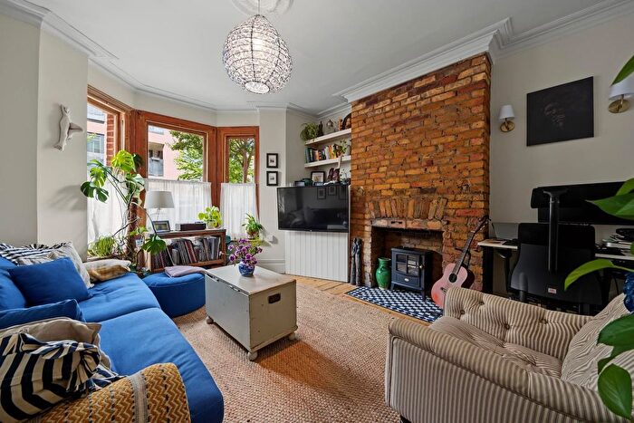1 Bedroom Flat To Rent In Salcombe Road, London, N16