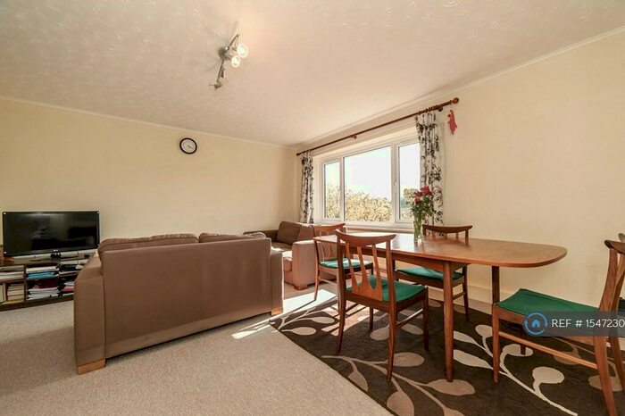2 Bedroom Flat To Rent In Middlefields, Croydon, CR0