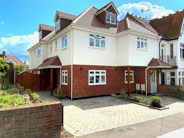 3 Bedroom Flat To Rent In Leigh Cliff Road, Leigh-On-Sea, SS9