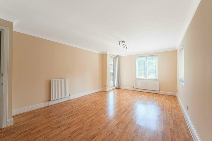 2 Bedroom Flat To Rent In Holden Road, Woodside Park, London, N12