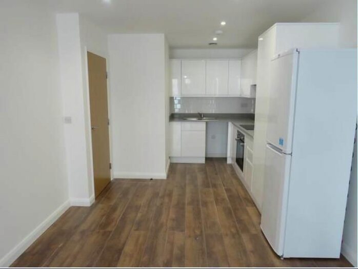 3 Bedroom Flat To Rent In Lyons Way, Slough, SL2