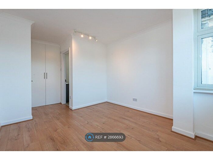 3 Bedroom Flat To Rent In Bridge Lane, London, NW11