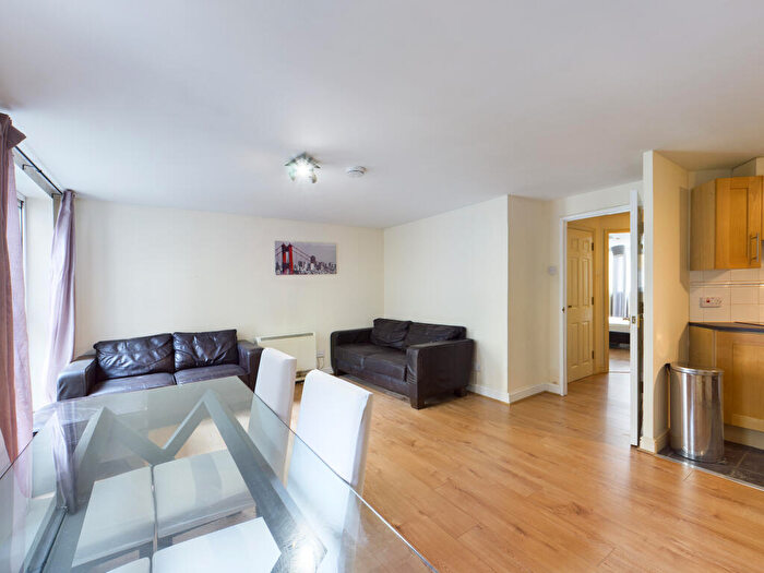 2 Bedroom Flat To Rent In Stretton Mansions, Glaisher Street, London, SE8