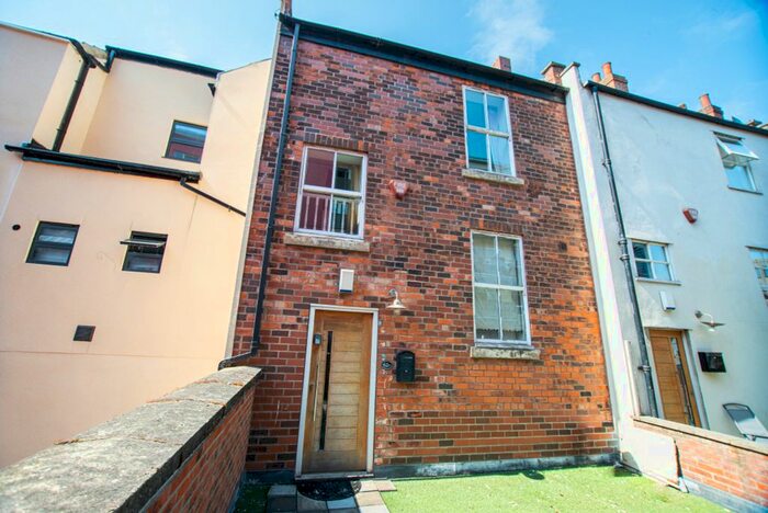 3 Bedroom Town House To Rent In George Street, Hull, HU1