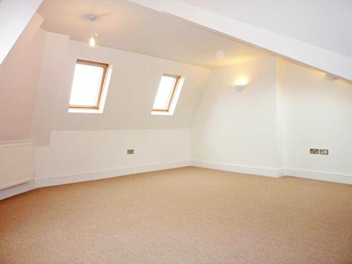 2 Bedroom Flat To Rent In Penrhyn Crescent, Sheen, SW14
