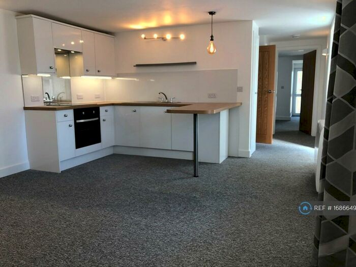 2 Bedroom Flat To Rent In Lloyds Terrace, Newcastle Emlyn, SA38