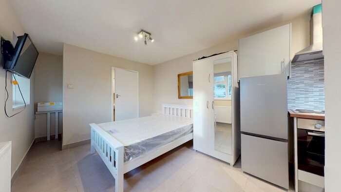 Studio To Rent In Cairnfield Avenue, London, NW2