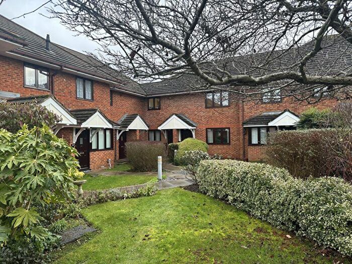 2 Bedroom Maisonette For Sale In Weston Close, Potters Bar, EN6