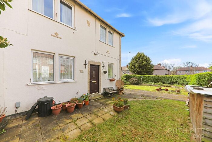 3 Bedroom Semi Detached House For Sale In Sherwood Grove, Wakefield, WF2