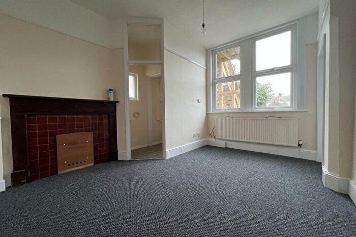 2 Bedroom Flat To Rent In Bedroom Ground Floor Flat In Southend On Sea, SS2