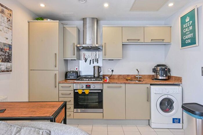 2 Bedroom Flat For Sale In Lime View Apartments, Limehouse, Limehouse, London, E14