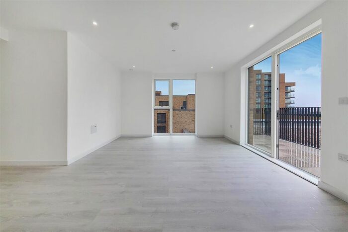 3 Bedroom Flat To Rent In Silverhall House, D Alexandra Road, Hounslow, TW3