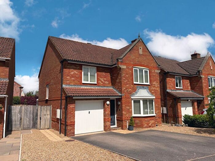 4 Bedroom Detached House For Sale In Farriers Close, Bramley, RG26