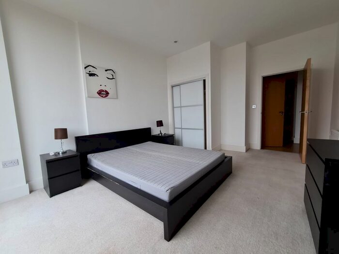 2 Bedroom Flat To Rent In Cornell Square, London, SW8