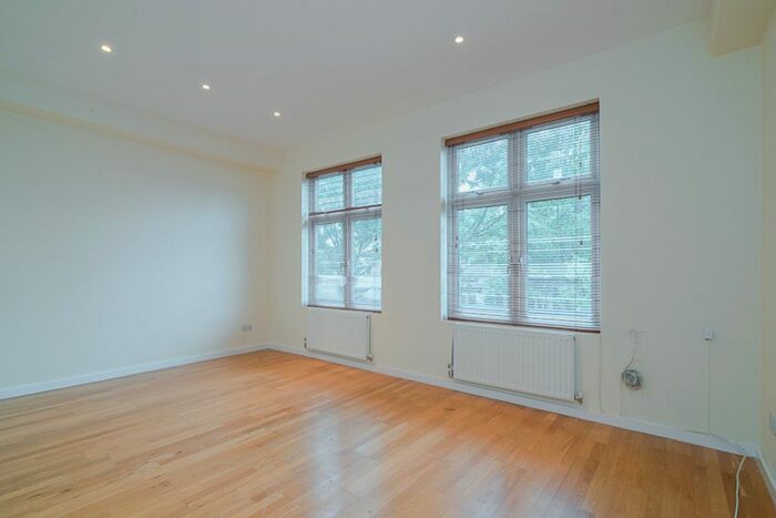 2 Bedroom Flat To Rent In Upper Richmond Road West, London, SW14