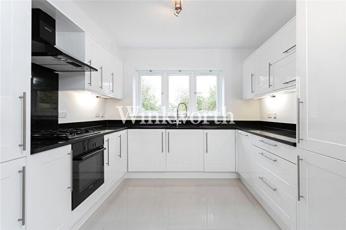 3 Bedroom Flat To Rent In Gordon Hill, Enfield, EN2