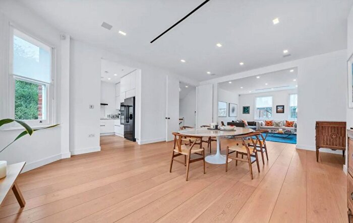 4 Bedroom Flat To Rent In Frognal Lane, Hampstead, London, NW3