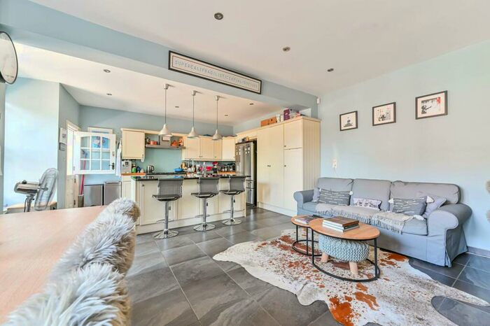 5 Bedroom End Of Terrace House To Rent In Bedford Hill, Balham, London, SW12