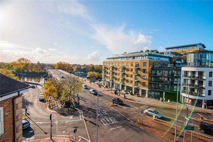 3 Bedroom Flat For Sale In Kew Bridge Road, Brentford, London, Uk, TW8