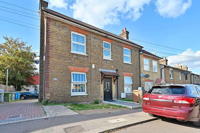 3 Bedroom Maisonette To Rent In Park Road, Bushey, WD23