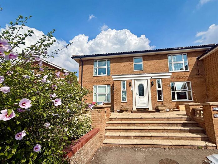 2 Bedroom Flat For Sale In Tithe Barn Crescent, Old Town, Swindon, SN1