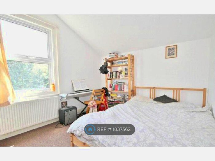 4 Bedroom Flat To Rent In Valley Road, London, SW16