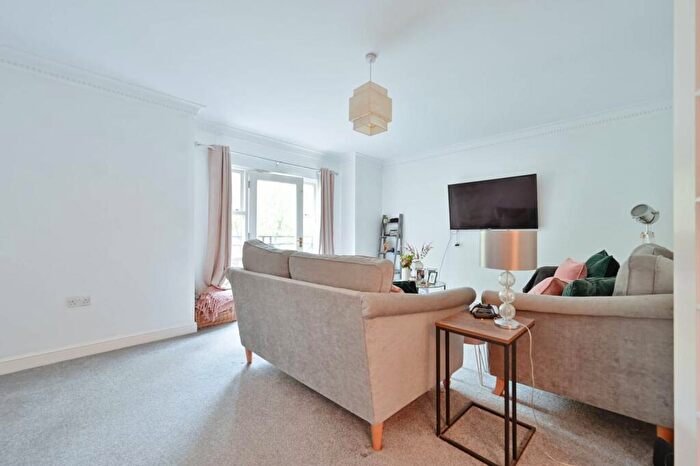 2 Bedroom Flat For Sale In Dickinson Quay, Apsley, Hemel Hempstead, HP3