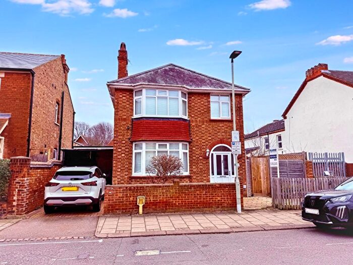 3 Bedroom Detached House For Sale In Foster Hill Rd, Bedford, MK40