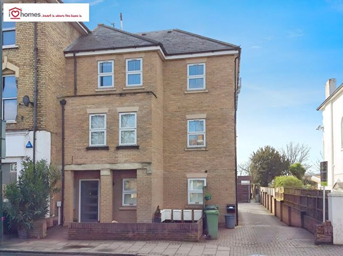 1 Bedroom Flat To Rent In Uxbridge Road, Hampton Hill, Hampton, TW12