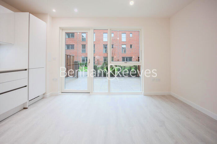 3 Bedroom Apartment To Rent In Lensview Close, Harrow, HA1